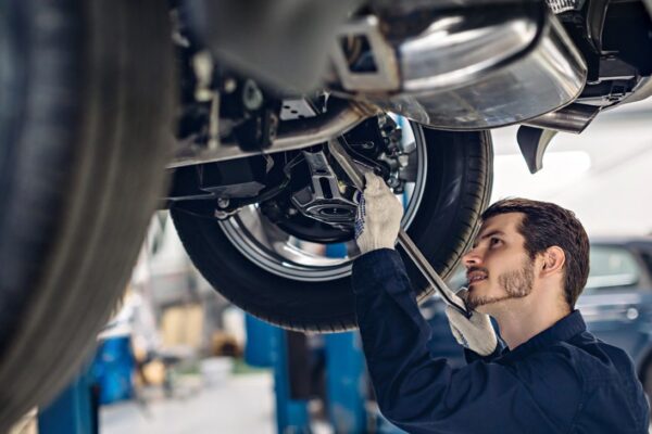 After Mechanic Fixes Single Mom’s Truck For Free, She Lures Him To His Garage To Show Gratitude